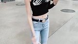 街拍：美女时尚达人骷髅手胸前半袖背心牛仔铅笔裤够潮