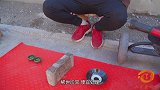 小伙摆摊卖古董，没想一文不值的破烂小伙却卖出高价，销售鬼才啊