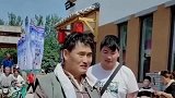 大衣哥朱之文演出，儿子就像助理一样紧随其后，照顾的非常周到！