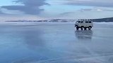 小型面包车在冰面上跳华尔兹
