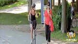 国外恶搞：路遇一女子骑单车带小婴儿，一转眼婴儿不见了路人吓蒙
