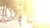 爸爸突然奋力蹬车，坐在后座的宝宝摇头晃脑