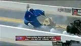 赛车比赛中突然爆炸起火 车手奇迹生还