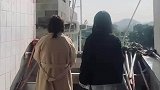 奶奶给旁边学校的孩子扔橘子