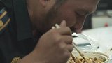 人生一串，尹大姐还有个拿手绝活，生烤鸡脚，这需要功夫