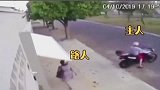 那些猝不及防的瞬间，一女子走路突然就被关进车库，笑疯了