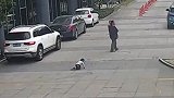 揪心！3岁男童躺路中玩耍被轿车两次碾过 仅皮肤擦伤无大碍