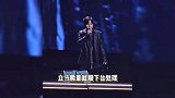 胡夏演唱会中途裤子崩了两次，观众起哄脱掉，胡夏现场求放过