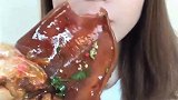 农家小妹胃口真好一扇猪油辣辣的猪耳真是可口