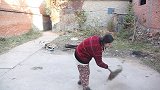 瘫痪母亲尿裤子，小女儿嫌脏让她睡猪圈，刚好被孝顺大儿子撞见