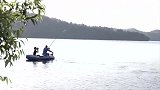 李大毛又钓到巨物，坐着船去溜鱼，大鱼都开始装死了！