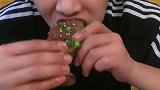 这小伙几天没吃饭了，竟是这般吃相
