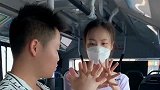 不小心惹怒女友怎么办，小伙子的做法太撩了，看完你学会了吗