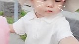 熊孩子看见棉花糖，这手就不受控制了，这是给姐姐的他先抓了一