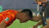 鲁能后场防守心切 郑铮放铲拉尔森伤人伤己获黄牌一张