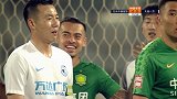 一方角球引发禁区乱战 姜涛不慎自摆乌龙