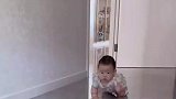 孩子每天都在冰冷的地板上爬，家长后悔铺了瓷砖