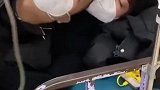 孩子一边打吊针一边吐槽睡着的爹妈