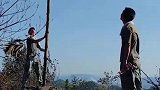 旗杆倒地国旗完好无损，队员扶起