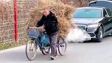 豪车助父亲拉干草，家中秘密曝光