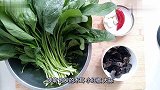 春天吃什么菠菜拌木耳，酸甜可口，5元钱能做一大盘