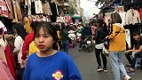 越南首都的城中村，这里从早到晚川流不息，到处是逛街的越南妹子