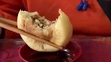 男子吃包子加醋，把同行女子给惊呆了