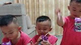 为了让三胞胎喝药也是动了脑筋，呆萌的老三居然没有喝出来
