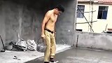 小伙屋顶找平酷似杂技
