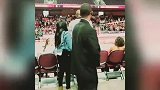 篮球-17年-黑曼巴出现！科比携爱妻现身南加大观战女排比赛-专题