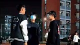 三男生操场玩蒙眼游戏，下一秒让人笑喷