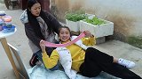 美女路边玩无硼砂起泡胶，却因4个字玩了3天3夜，太逗了