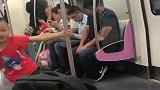 萌娃第一次坐地铁，眼前的这一幕，真是太搞笑了