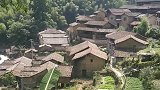 村子里没有几户人家了，土地都荒芜了，热闹的小山村回不去了