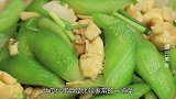 炒丝瓜不能直接下锅，多加一步，丝瓜翠绿不发黑，方法简单