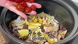 一锅浓香鸡汤上桌，众人欢享汤中美味，饱腹时刻开心满溢