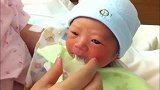 新手妈妈直接用小杯子给新生儿喂奶，这小家伙竟然还会吹泡泡！