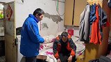 安哥收拾行李搬新家去住，老爹一旁不停催促，媳妇：不用分居了