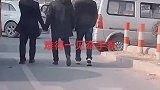 三男子街上手牵手，路人深受感动
