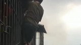 邻居家意外着火，男子冒着生命危险救人给伟大的平凡人点赞