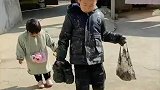 小男孩一身泥回家了