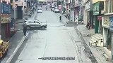 愚蠢男子下车忘拉手刹，越野车也给男子争气！赔的让男子郁闷!