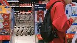 这家商店经营得很好，有这么多人排队