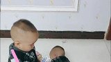 双胞胎弟弟抢不过哥哥就放声大哭，弟弟不吃这一套，无赖啊