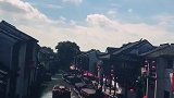 生命本是一场漂泊的旅途，遇见谁都是一个美丽的意外。