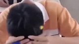男生偷戴同桌发卡，转眼就变成一个小可爱，这反应太猛了