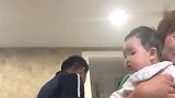 小宝宝看到爷爷在吃饭,激动的嘴都张开了,太搞笑了！