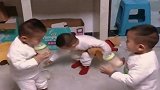 三胞胎的日常，一闹一笑一看戏，这画面太暖了！