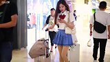 三里屯街拍，当漂亮妹子穿上学生装，宅男会不会走不动道了？