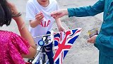 英国小孩吃中国的跳跳糖，表情亮了